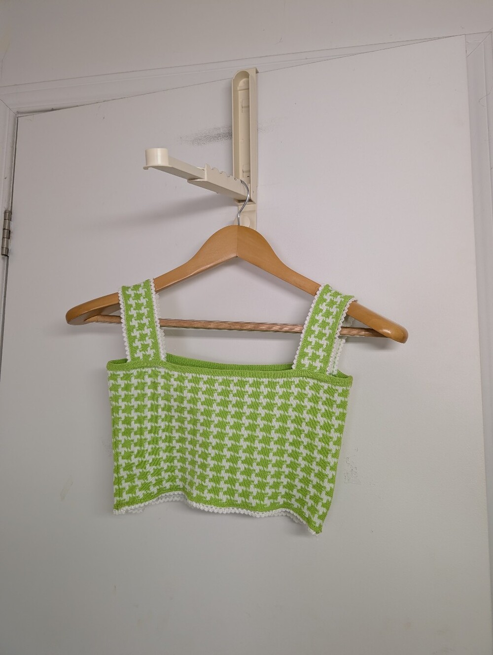 GREEN & WHITE HOUNDSTOOTH KNIT CROP CAMI SIZE MEDIUM 💚✨ - Picture 2 of 6